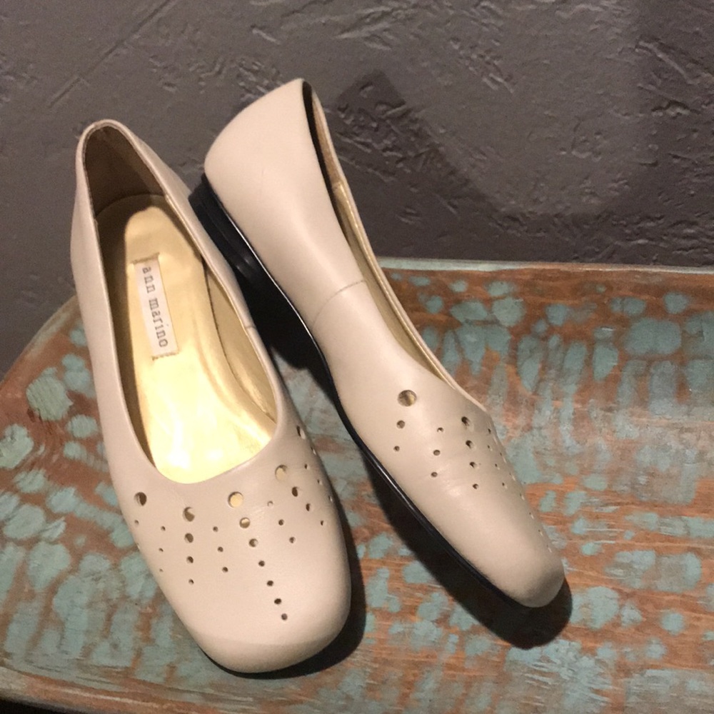 {ANN MARINO} 7M Leather Perforated Flats - Cream